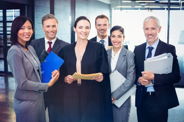 Advocaat permanent samen met mensen uit het bedrijfsleven — Stockfoto