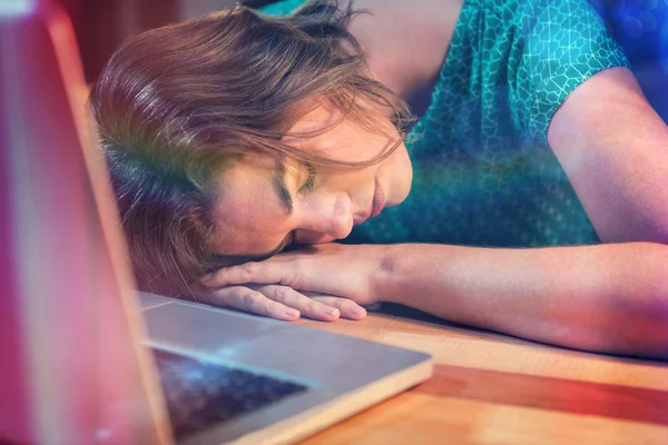 Pengusaha wanita lelah tidur di meja — Stok Foto