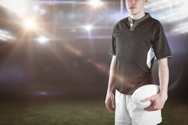 皱着眉头的橄榄球运动员，双臂交叉 — 图库照片