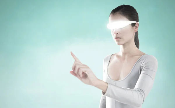 Mulher apontando ao usar óculos de vídeo virtuais — Fotografia de Stock