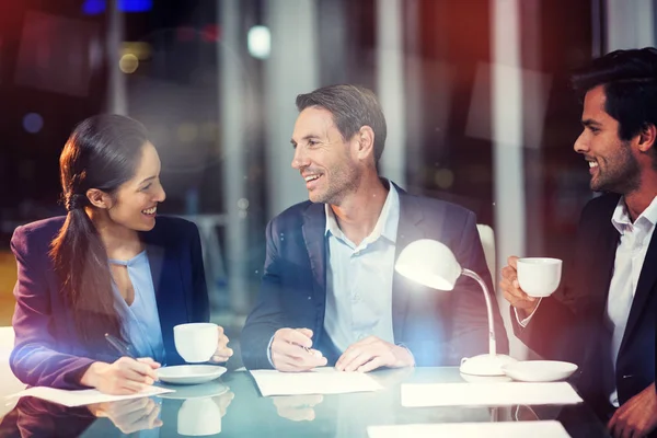 Businesspeople interacting with each other — Stock Photo, Image