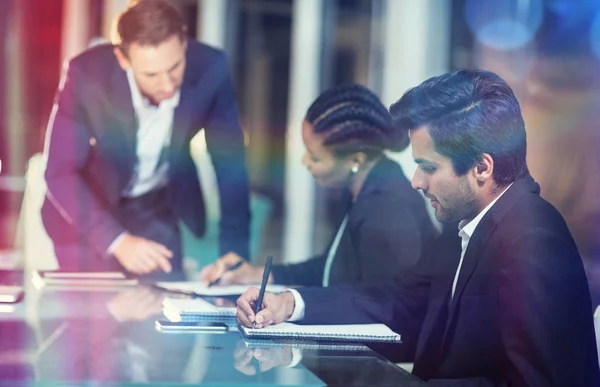 Empresário interagindo com colegas de trabalho na reunião — Fotografia de Stock