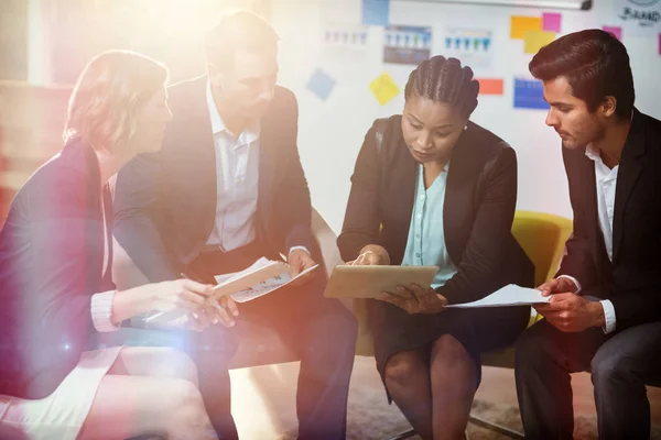 Empresária discutindo com colegas sobre tablet — Fotografia de Stock