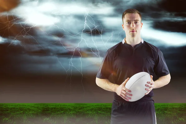 Composietbeeld van rugbyspeler bezit is van een rugby bal 3d — Stockfoto
