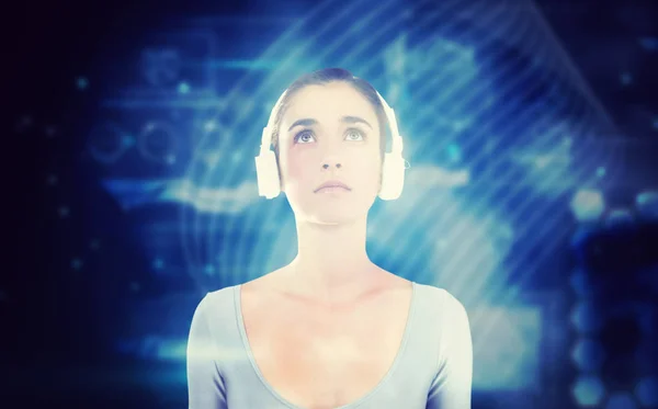 Mulher com fones de ouvido contra linhas brilhantes — Fotografia de Stock