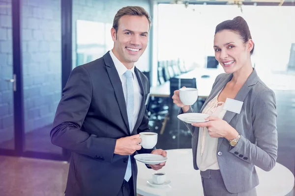 Empresario y empresaria tomando té durante el descanso —  Fotos de Stock