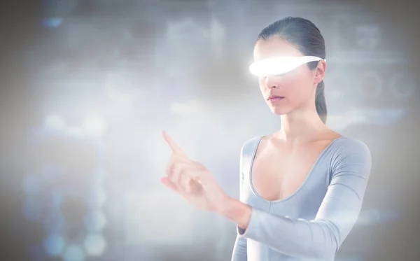 Mujer señalando mientras usa gafas de video virtuales — Foto de Stock
