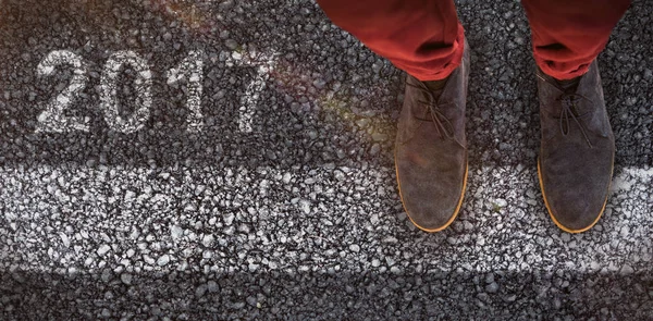 Homem usando sapatos pretos — Fotografia de Stock