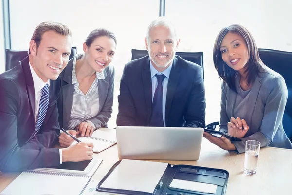 Бизнесмены улыбаются в конференц-зале — стоковое фото