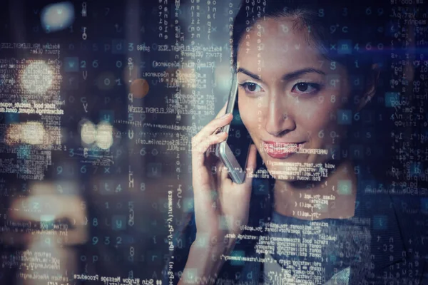 Mujer de negocios hablando por teléfono móvil —  Fotos de Stock