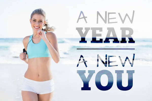 Blonde joggen op het strand — Stockfoto