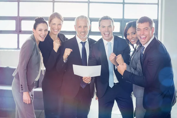 Equipe de empresários com certificado — Fotografia de Stock