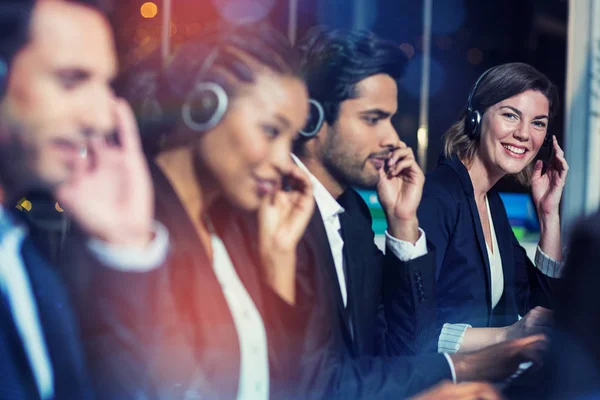 Geschäftskollegen mit Headsets im Büro — Stockfoto