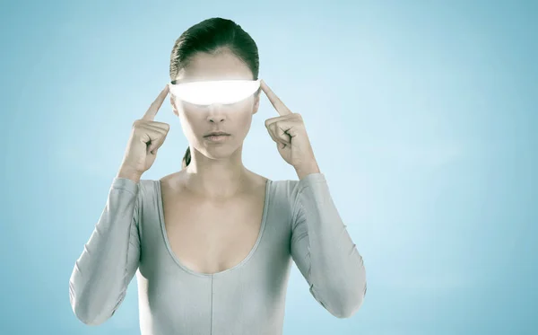 Mujer usando gafas de vídeo virtuales —  Fotos de Stock