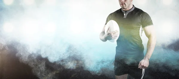 Robuster Rugbyspieler hält Ball — Stockfoto
