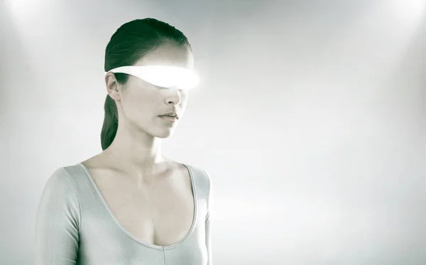 Kvinna med virtuella video glasögon — Stockfoto