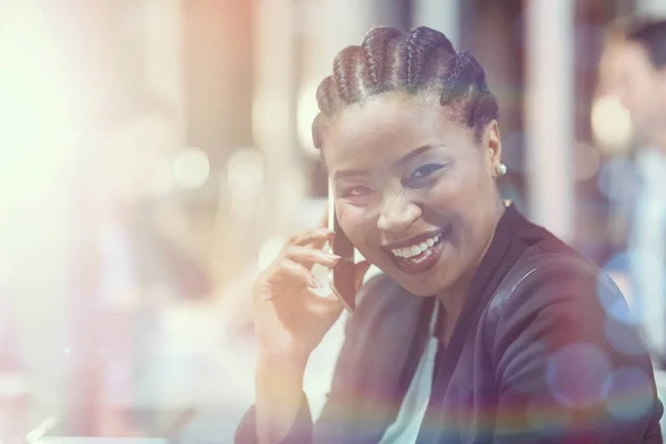 Mujer de negocios hablando por teléfono móvil —  Fotos de Stock