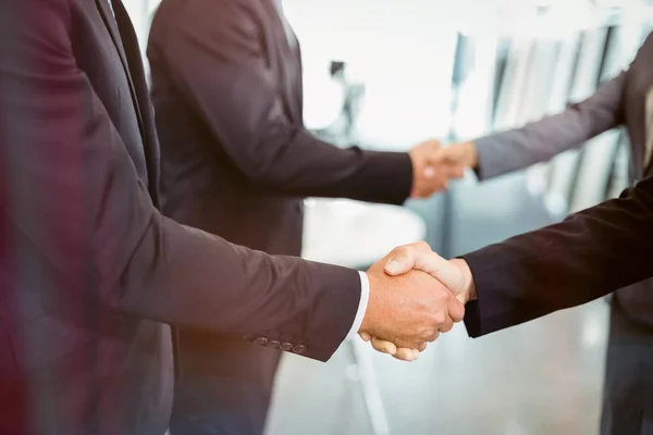 Empresários apertando as mãos uns com os outros — Fotografia de Stock