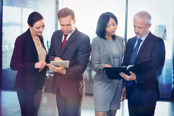 Team van mensen uit het bedrijfsleven interactie — Stockfoto