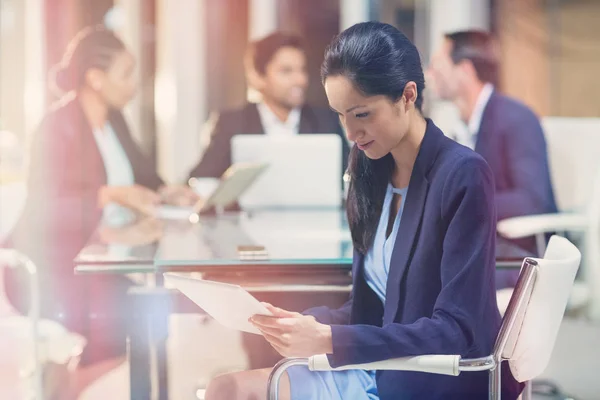 Femme d'affaires utilisant une tablette numérique — Photo