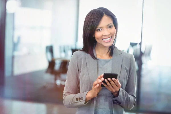 Attraktiva affärskvinna med mobiltelefon — Stockfoto