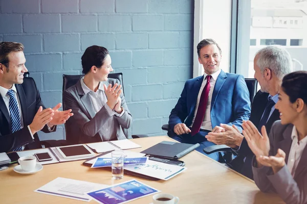 Affärsmän i konferensrum — Stockfoto