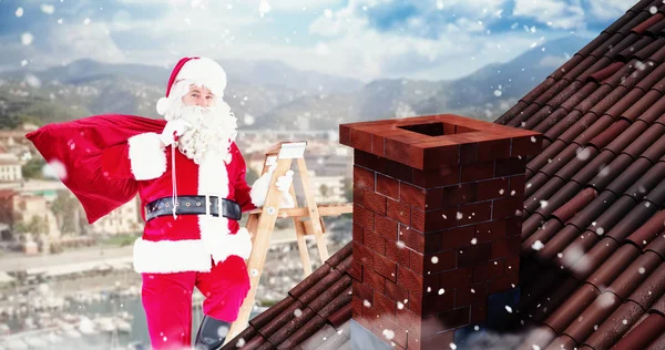 Santa claus beklimmen van een ladder — Stockfoto