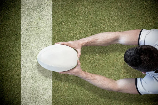 Mann hält Rugby-Ball in der Hand — Stockfoto