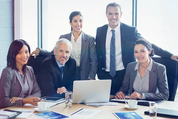 Portret van ondernemers glimlachend in vergaderruimte — Stockfoto