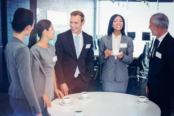 Empresarios discutiendo durante el descanso — Foto de Stock