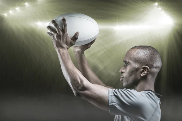 Atleta en posición de lanzar pelota de rugby — Foto de Stock