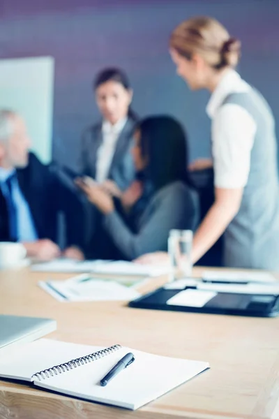 Organizador con la pluma en la mesa en la sala de conferencias — Foto de Stock