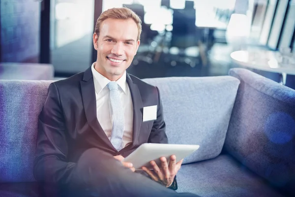 Hombre de negocios feliz usando tableta digital —  Fotos de Stock