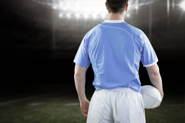 Jogador de rugby segurando uma bola de rugby — Fotografia de Stock