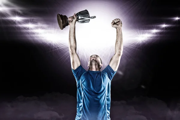 Jogador de rugby segurando troféu — Fotografia de Stock