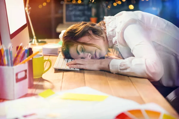 Müde Geschäftsfrau schläft auf Schreibtisch — Stockfoto