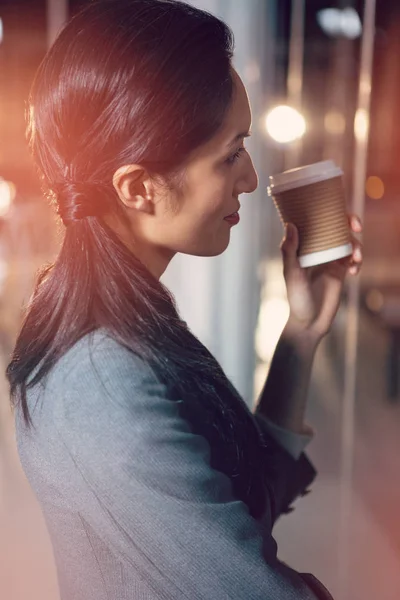 Бизнесмен с одноразовой чашкой кофе — стоковое фото