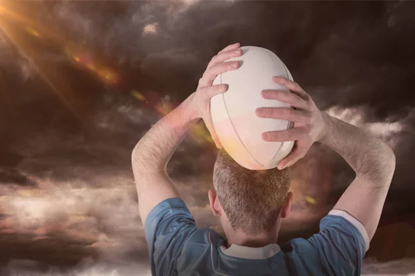 Rugby-Spieler vor dem Wurf von Rugbyball — Stockfoto