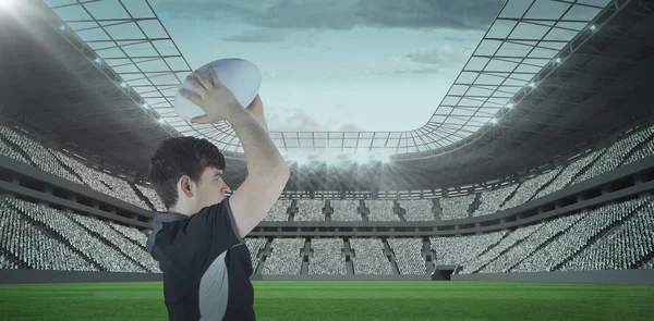 Jogador de rugby jogando uma bola — Fotografia de Stock