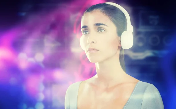 Frau mit Kopfhörer gegen futuristisches Schwarz — Stockfoto