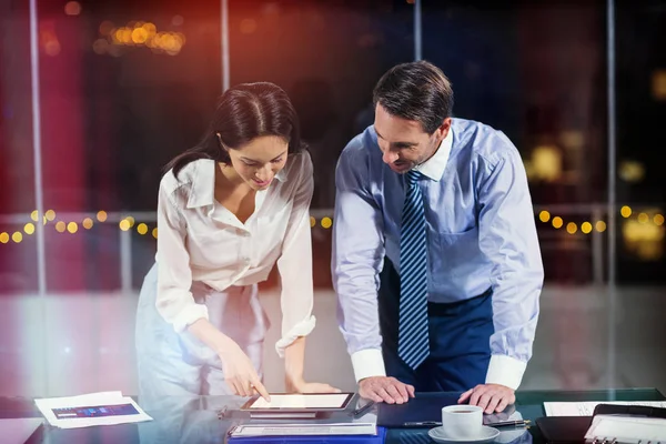 Empresário discutindo com colega sobre tablet — Fotografia de Stock