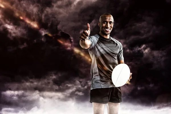 Jogador de rugby sorrindo e mostrando polegares para cima — Fotografia de Stock