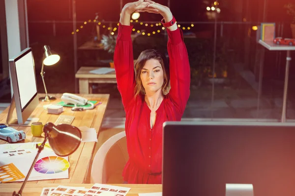 Geschäftsfrau streckt im Amt die Hände aus — Stockfoto