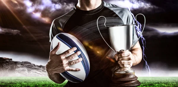 Succesvolle rugby speler bedrijf trofee — Stockfoto