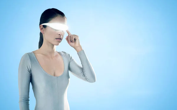 Kobieta za pomocą wirtualnych okularów wideo — Zdjęcie stockowe