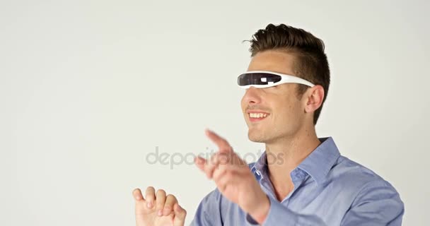 Hombre usando auriculares de realidad visual — Vídeos de Stock