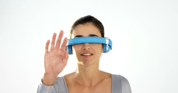 Woman pretending to use visual reality headset — Stock Video