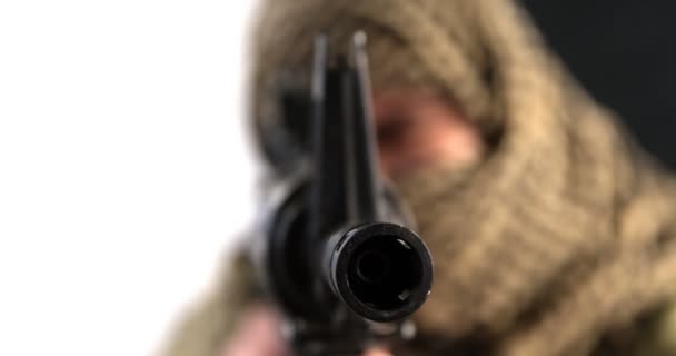 Soldat avec fusil visé à visage couvert — Video