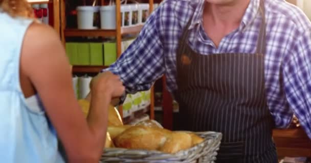 Frau kauft Brot — Stockvideo