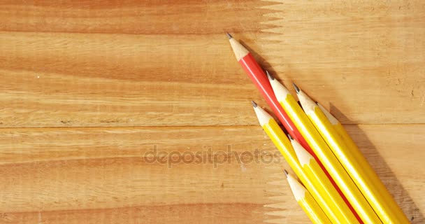 Gros plan de différents crayons — Video